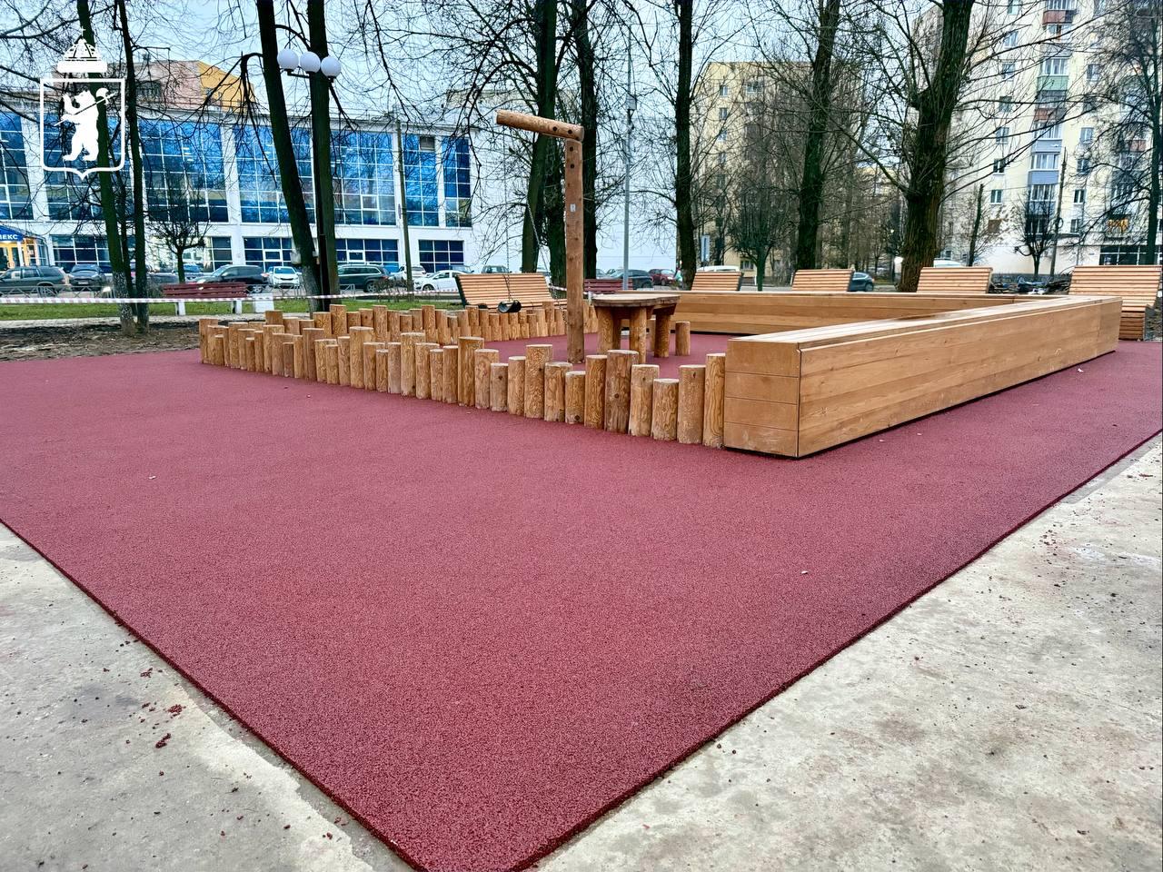 В сквере 950-летия Ярославля уложили прорезиненное покрытие В сквере 950-летия Ярославля уложили прорезиненное покрытие
