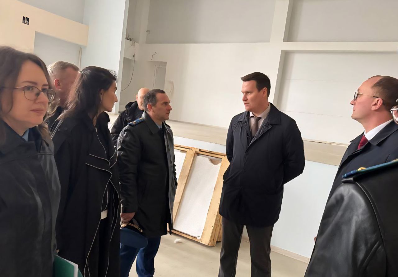 Заместитель прокурора Ярославской области Андрей Смирнов в рамках текущих надзорных мероприятий проверил ход строительства 2-го корпуса школы в городе Угличе Заместитель прокурора Ярославской области Андрей Смирнов в рамках текущих надзорных мероприятий проверил ход строительства 2-го корпуса школы в городе Угличе