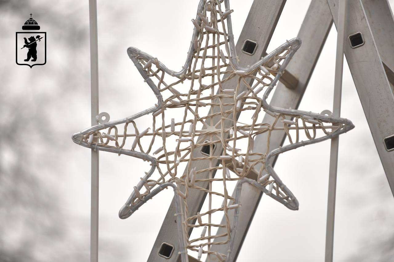 В Ярославле началась установка новогоднего оформления В Ярославле началась установка новогоднего оформления