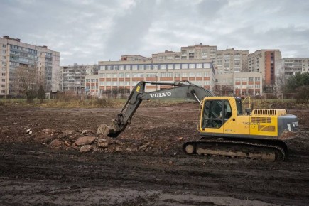 Дмитрий Рудаков: Продолжается расчистка территории под сквер за школой №5 на Скомороховой горе