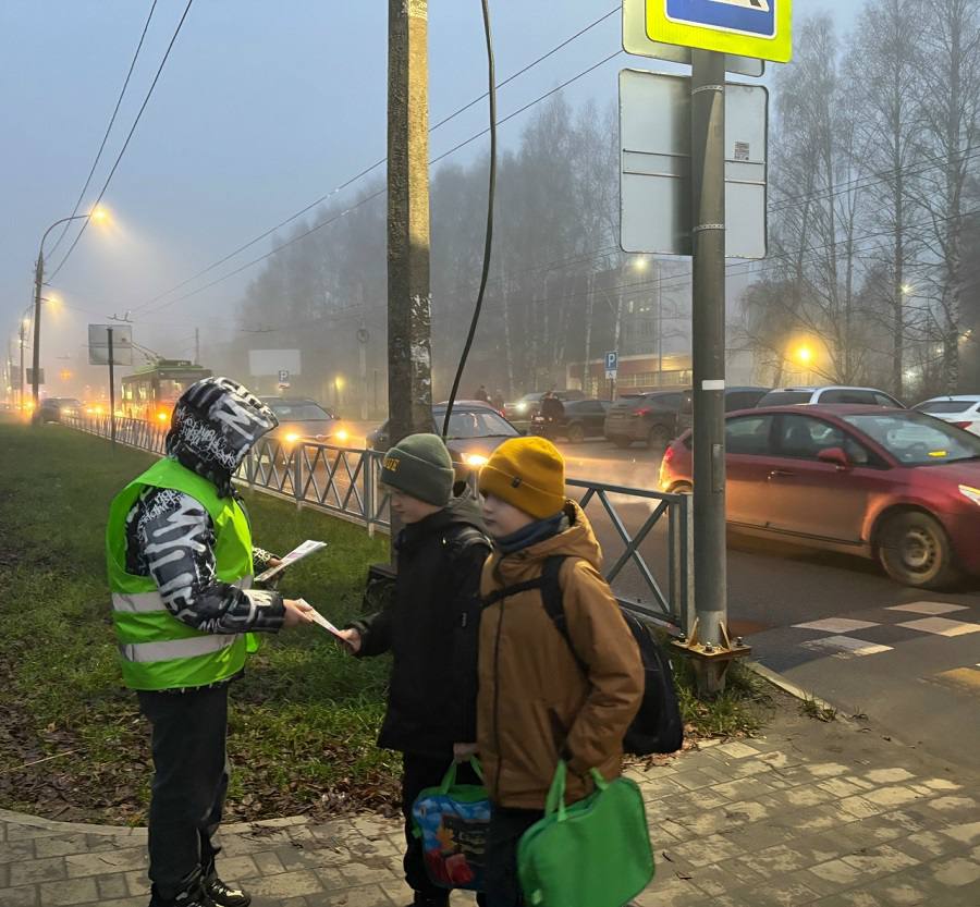 Сотрудники Госавтоинспекции Рыбинска призывают горожан «засветиться» на дорогах Сотрудники Госавтоинспекции Рыбинска призывают горожан «засветиться» на дорогах