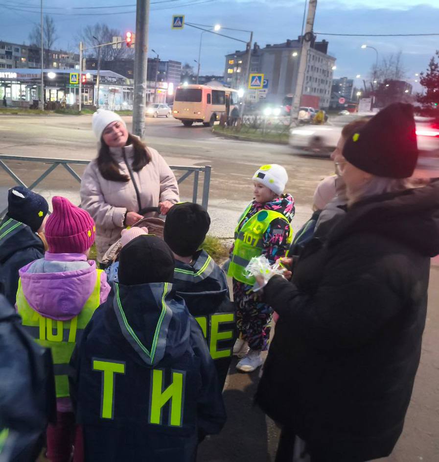 Сотрудники Госавтоинспекции Рыбинска призывают горожан «засветиться» на дорогах Сотрудники Госавтоинспекции Рыбинска призывают горожан «засветиться» на дорогах