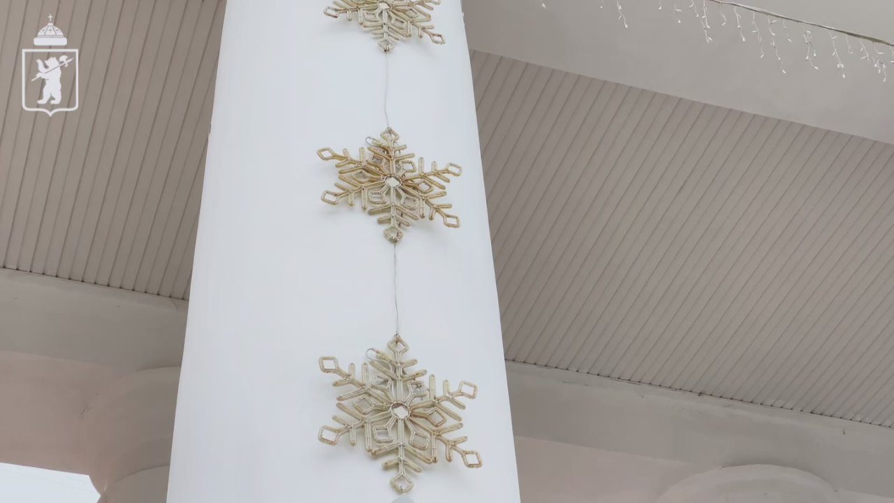 В Ярославле устанавливают первую новогоднюю ель