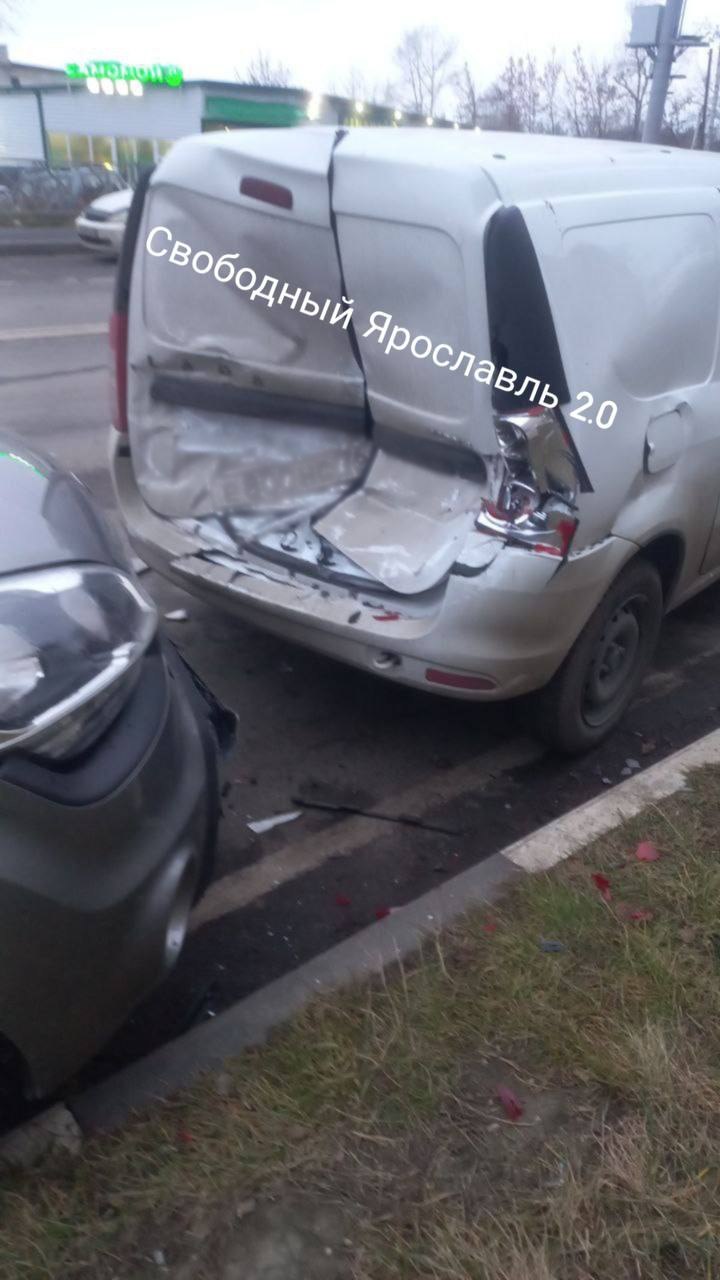 В Ярославле водитель иномарки протаранил четыре припаркованных вдоль дороги автомобиля В Ярославле водитель иномарки протаранил четыре припаркованных вдоль дороги автомобиля