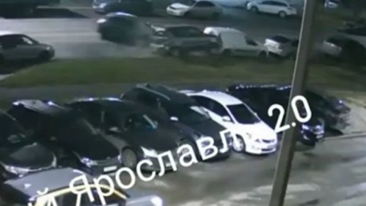 В Ярославле водитель иномарки протаранил четыре припаркованных вдоль дороги автомобиля
