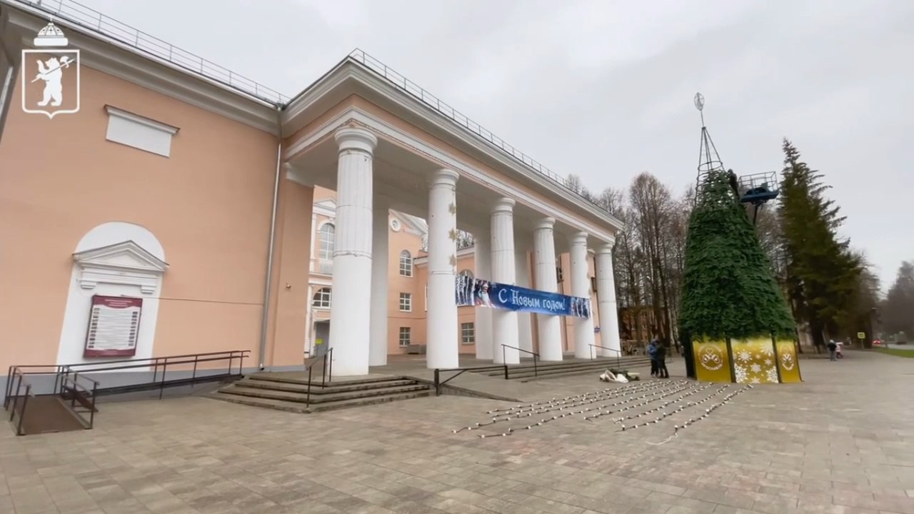 Ярославль начали украшать искусственными новогодними елками