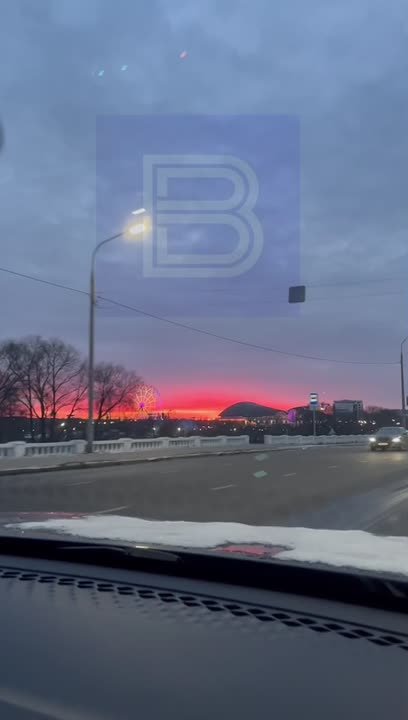 Если вдруг вы пропустили сегодняшний потрясающий закат, мы сохранили для вас эти красочные кадры дня