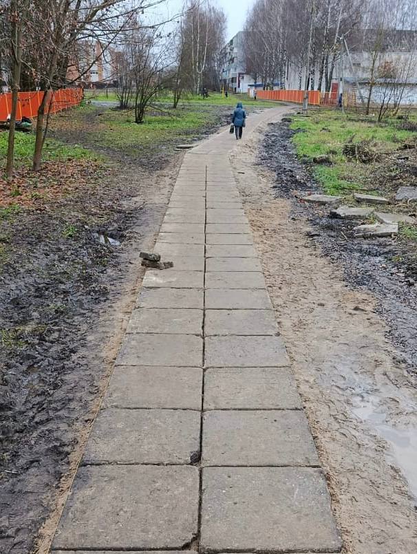 Дмитрий Рудаков: Замостили плиткой, оставшейся после ремонта площади Маршала Жукова, еще один проход к 113 детскому саду