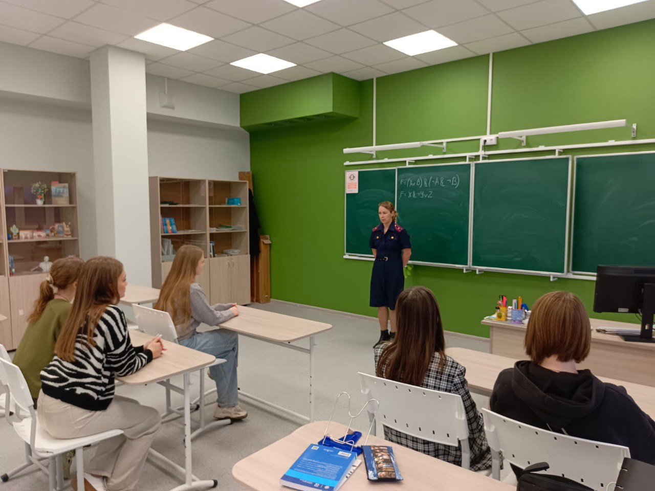 В преддверии Всероссийского дня правовой помощи детям сотрудники следственного управления СК России по Ярославской области провели для учащихся МОУ «Заволжская средняя школа» профориентационное занятие В преддверии Всероссийского дня правовой помощи детям сотрудники следственного управления СК России по Ярославской области провели для учащихся МОУ «Заволжская средняя школа» профориентационное занятие