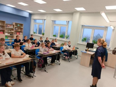 В преддверии Всероссийского дня правовой помощи детям сотрудники следственного управления СК России по Ярославской области провели для учащихся МОУ «Заволжская средняя школа» профориентационное занятие