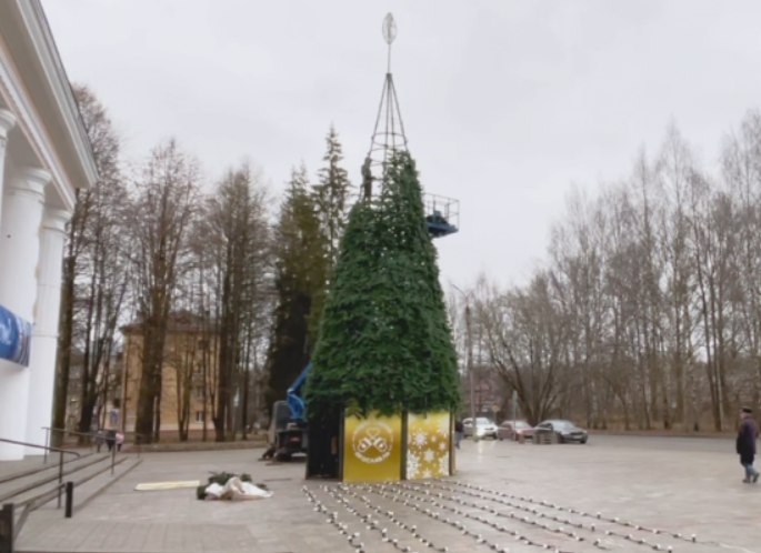 В Ярославле появилась первая новогодняя ель!