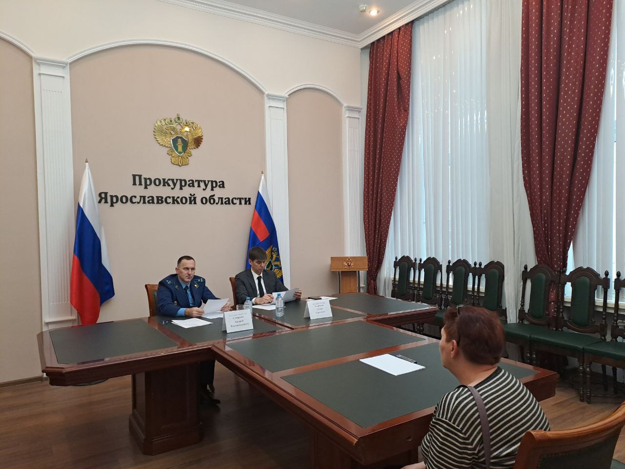 В преддверии Всероссийского дня правовой помощи детям заместитель прокурора Ярославской области Андрей Смирнов и первый заместитель Председателя регионального Правительства Денис Хохряков провели тематический прием граждан... В преддверии Всероссийского дня правовой помощи детям заместитель прокурора Ярославской области Андрей Смирнов и первый заместитель Председателя регионального Правительства Денис Хохряков провели тематический прием граждан...