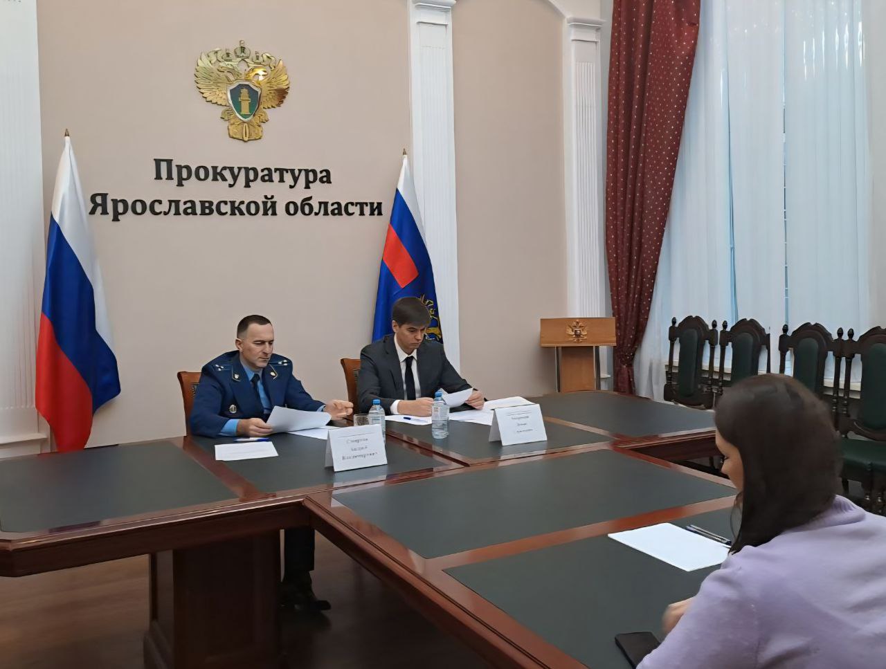 В преддверии Всероссийского дня правовой помощи детям заместитель прокурора Ярославской области Андрей Смирнов и первый заместитель Председателя регионального Правительства Денис Хохряков провели тематический прием граждан... В преддверии Всероссийского дня правовой помощи детям заместитель прокурора Ярославской области Андрей Смирнов и первый заместитель Председателя регионального Правительства Денис Хохряков провели тематический прием граждан...