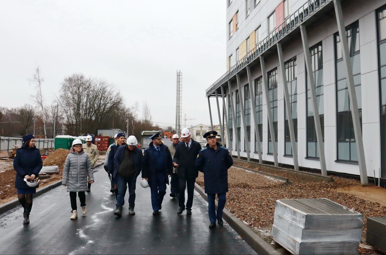 Прокурор Ярославской области Климент Юрздицкий в рамках надзорного сопровождения национального проекта «Здравоохранение» проверил ход строительства стационарного корпуса областной детской клинической больницы в Ярославле