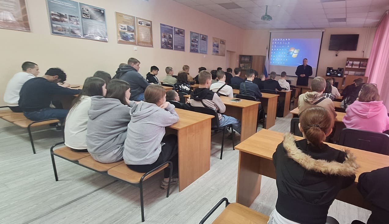 В рамках операции «Чистое поколение-2025» полицейские рассказали студентам о вреде наркотиков