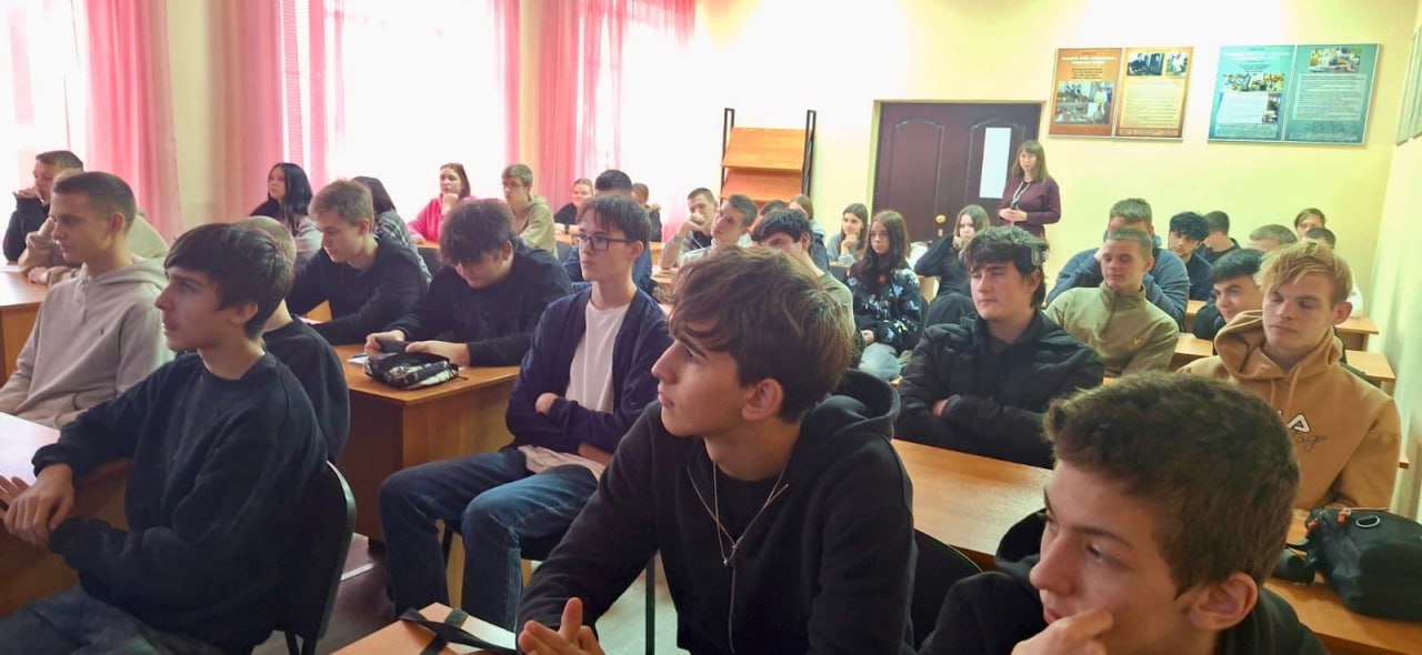 В рамках операции «Чистое поколение-2025» полицейские рассказали студентам о вреде наркотиков В рамках операции «Чистое поколение-2025» полицейские рассказали студентам о вреде наркотиков