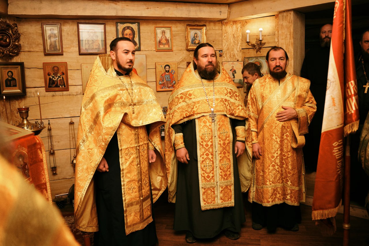 Сегодня на передовом пункте управления 299-го Ярославского полка в Херсонской области прошла церемония передачи одно из православных стягов командиру одного из батальонов! Возвращая древнерусские традиции, эта реликвия... Сегодня на передовом пункте управления 299-го Ярославского полка в Херсонской области прошла церемония передачи одно из православных стягов командиру одного из батальонов! Возвращая древнерусские традиции, эта реликвия...