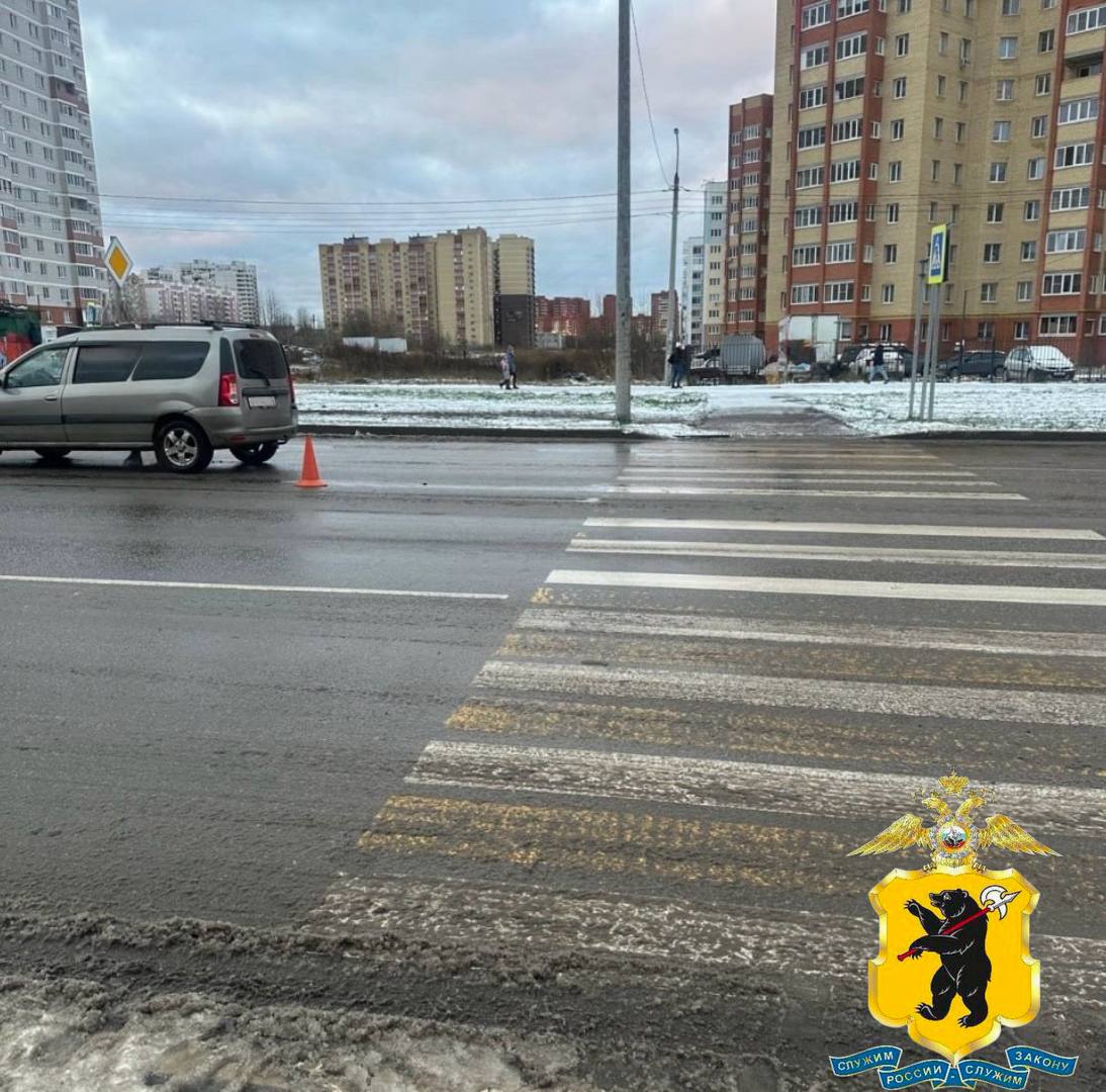 Сотрудники полиции устанавливают обстоятельства ДТП в Ярославле, в результате которого пострадала несовершеннолетняя