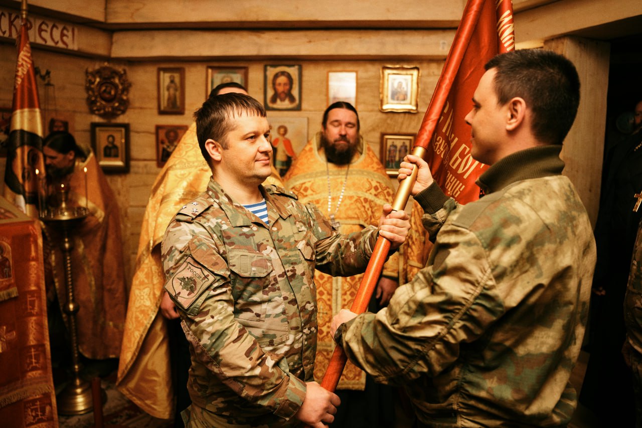 Сегодня на передовом пункте управления 299-го Ярославского полка в Херсонской области прошла церемония передачи одно из православных стягов командиру одного из батальонов! Возвращая древнерусские традиции, эта реликвия... Сегодня на передовом пункте управления 299-го Ярославского полка в Херсонской области прошла церемония передачи одно из православных стягов командиру одного из батальонов! Возвращая древнерусские традиции, эта реликвия...