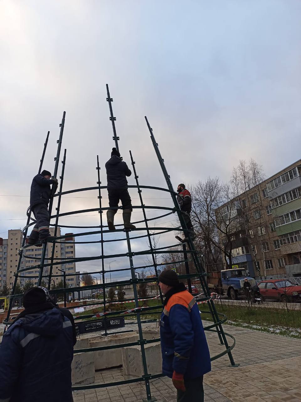 Дмитрий Рудаков: ДЭС продолжает украшать город к предстоящим новогодним праздникам Дмитрий Рудаков: ДЭС продолжает украшать город к предстоящим новогодним праздникам