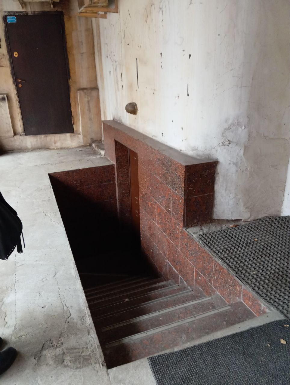 По иску прокуратуры Кировского района местной жительнице, получившей травму при падении вблизи торгового центра, взыскана компенсация морального вреда По иску прокуратуры Кировского района местной жительнице, получившей травму при падении вблизи торгового центра, взыскана компенсация морального вреда