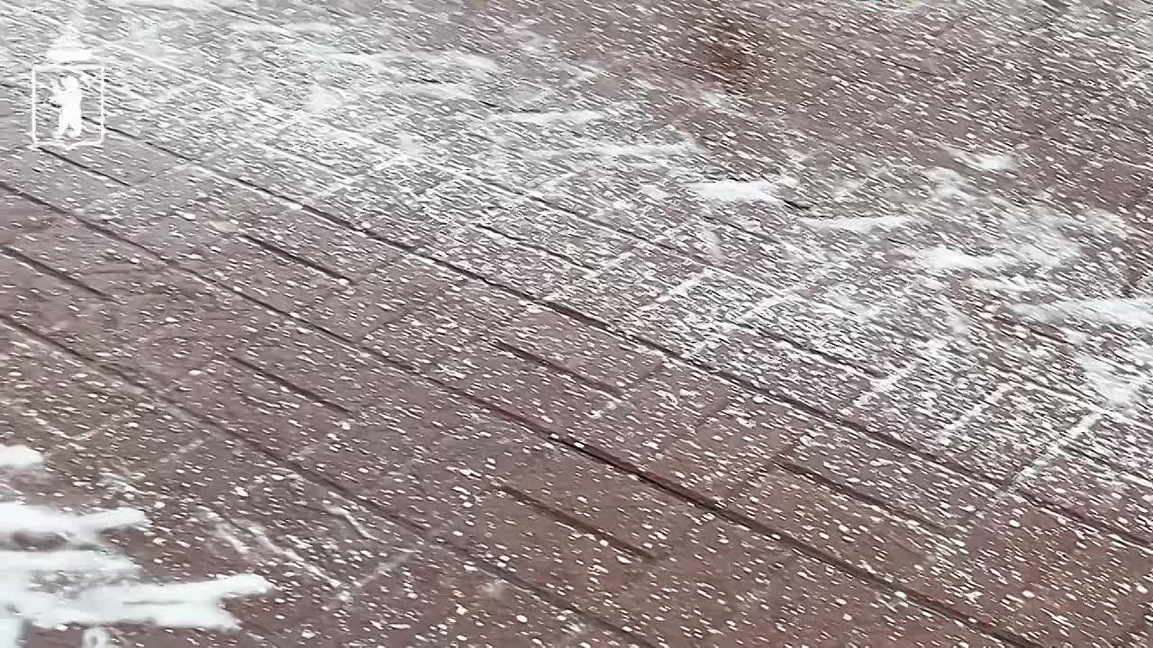 В Ярославле продолжаются работы по уборке дорог и тротуаров