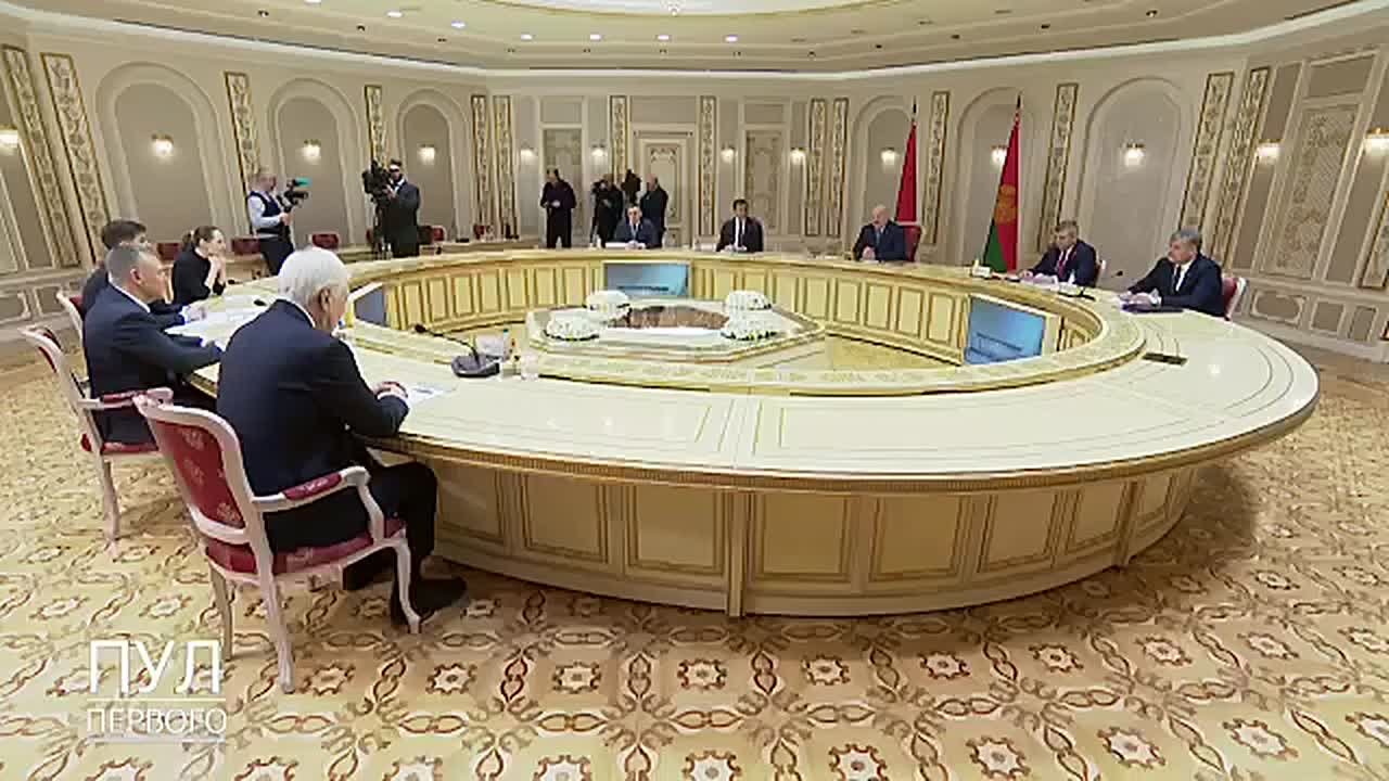 Командировки в Россию белорусских чиновников официально не считаются заграничными, рассказал Александр Лукашенко