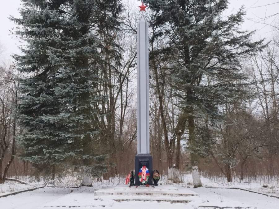 В Рыбинске школьники восстановили мемориальные доски на обелиске