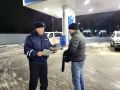 На автозаправочных станциях инспекторы напоминают о безопасном вождении