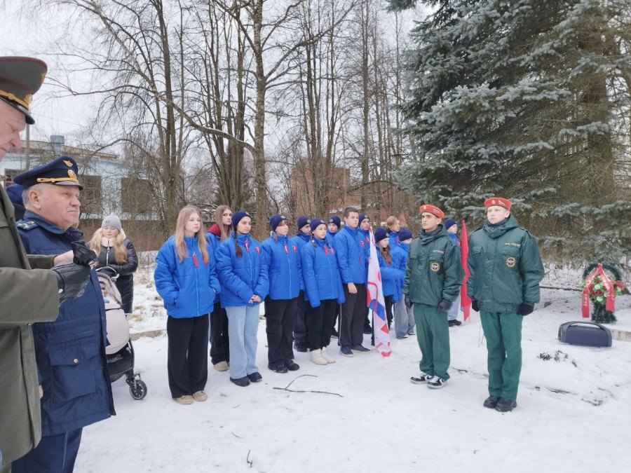 В Рыбинске школьники восстановили мемориальные доски на обелиске В Рыбинске школьники восстановили мемориальные доски на обелиске