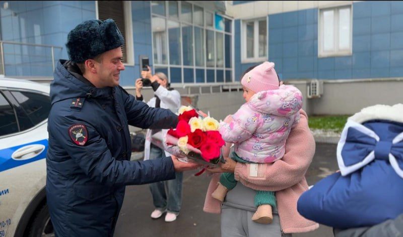 В преддверии Дня материи дорожные полицейские напомнили молодым мамам о безопасной перевозке детей