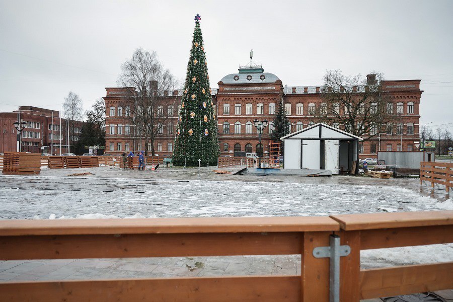 В Рыбинске приступили к монтажу новогоднего пространства на площади Дерунова