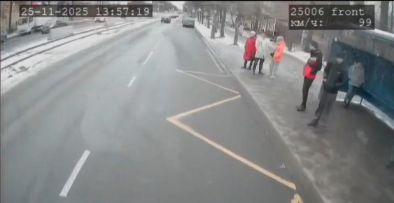 Полицейские установили подростка, разбившего стекло электробуса в Ленинском районе