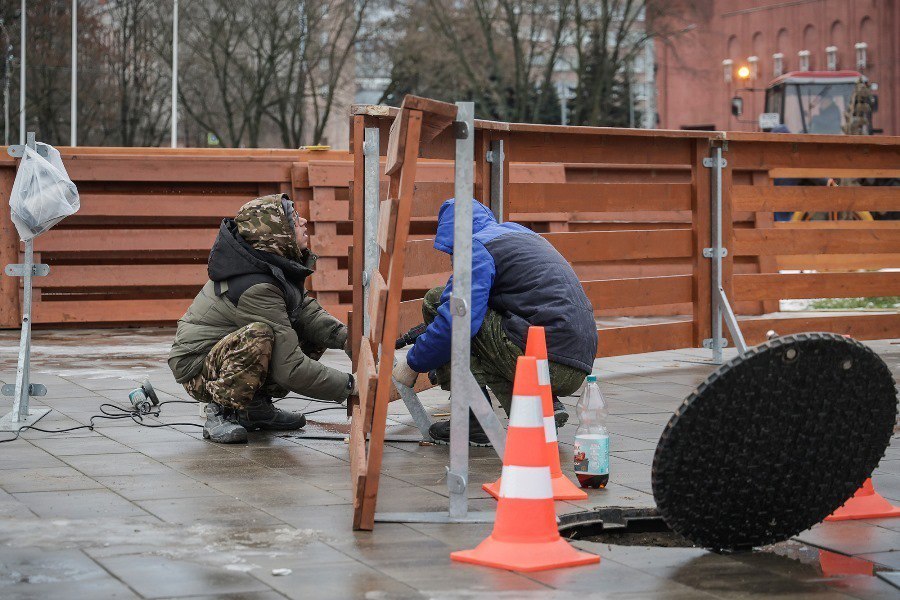 В Рыбинске приступили к монтажу новогоднего пространства на площади Дерунова В Рыбинске приступили к монтажу новогоднего пространства на площади Дерунова