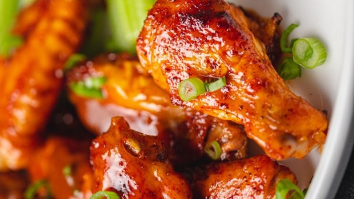 Так запекают куриные крылья шеф-повара: перед готовкой замачивают в особом растворе