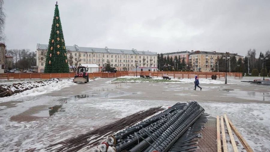 В центре Рыбинска монтируют зимний каток — сообщил глава города Дмитрий Рудаков