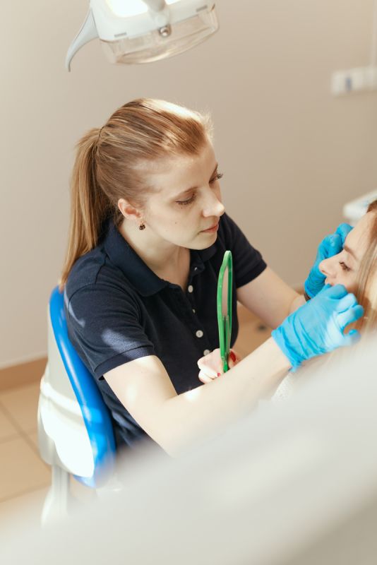 Как заботиться о зубных имплантах: советы по частоте визитов к гигиенисту