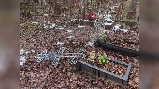 Вандалы разгромили надгробия на Донском кладбище в Ярославле