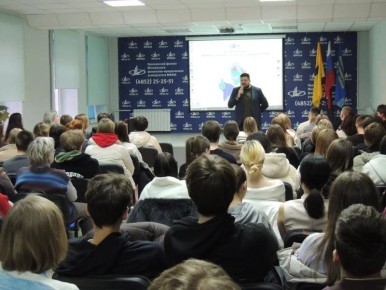 В Ярославле сотрудник ЦПЭ провел ряд профилактических встреч с учащимися и рассказал им об опасности экстремизма и терроризма