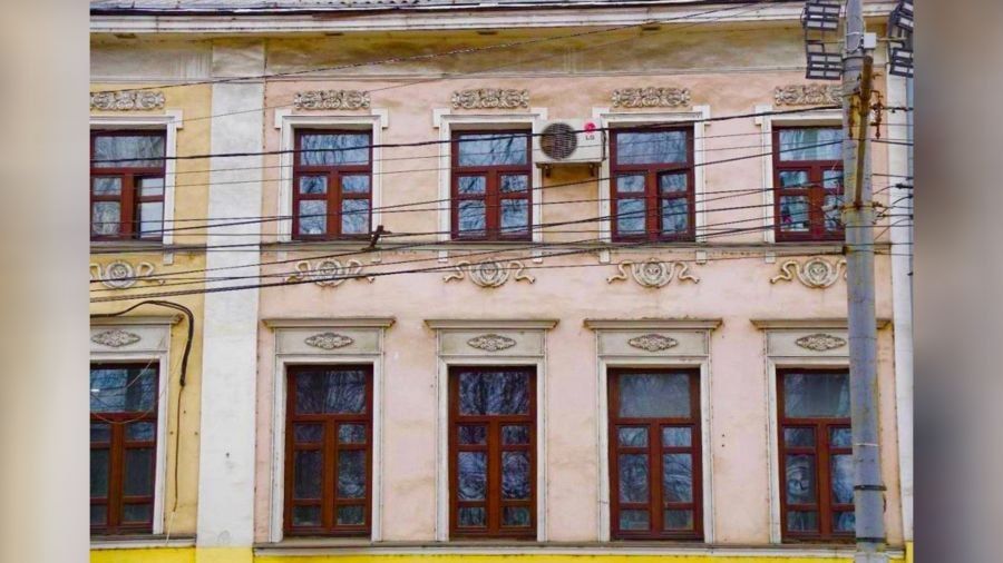 «Несанкционированные изменения портят внешний вид», — глава региона потребовал убрать кондиционеры с лицевой стороны фасадов исторических зданий