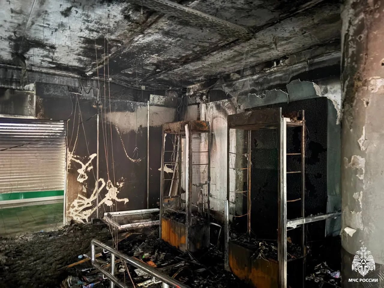 Три человека, включая двух детей, пострадали из-за пожара в пятиэтажном доме в Ярославле — спасатели эвакуировали 64 человека