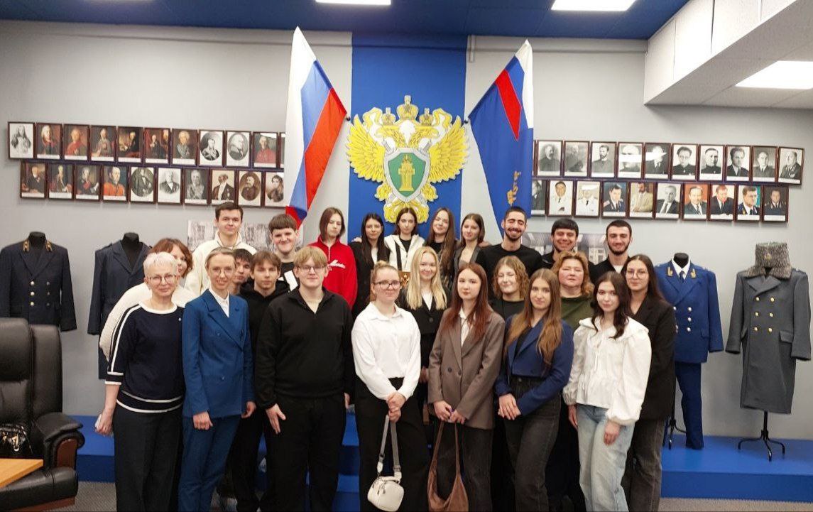 Студенты Университетского колледжа ЯрГУ им. П.Г. Демидова с преподавателем Еленой Юрченко посетили музей прокуратуры региона