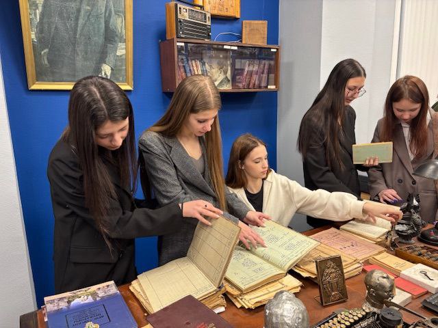 Студенты Университетского колледжа ЯрГУ им. П.Г. Демидова с преподавателем Еленой Юрченко посетили музей прокуратуры региона Студенты Университетского колледжа ЯрГУ им. П.Г. Демидова с преподавателем Еленой Юрченко посетили музей прокуратуры региона