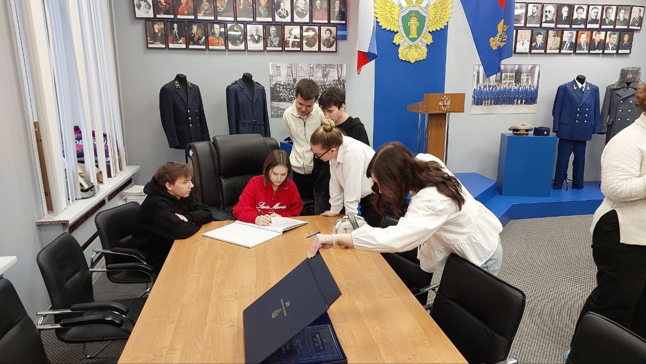 Студенты Университетского колледжа ЯрГУ им. П.Г. Демидова с преподавателем Еленой Юрченко посетили музей прокуратуры региона Студенты Университетского колледжа ЯрГУ им. П.Г. Демидова с преподавателем Еленой Юрченко посетили музей прокуратуры региона