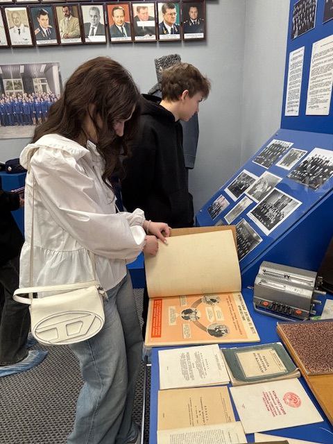 Студенты Университетского колледжа ЯрГУ им. П.Г. Демидова с преподавателем Еленой Юрченко посетили музей прокуратуры региона Студенты Университетского колледжа ЯрГУ им. П.Г. Демидова с преподавателем Еленой Юрченко посетили музей прокуратуры региона