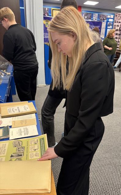 Студенты Университетского колледжа ЯрГУ им. П.Г. Демидова с преподавателем Еленой Юрченко посетили музей прокуратуры региона Студенты Университетского колледжа ЯрГУ им. П.Г. Демидова с преподавателем Еленой Юрченко посетили музей прокуратуры региона