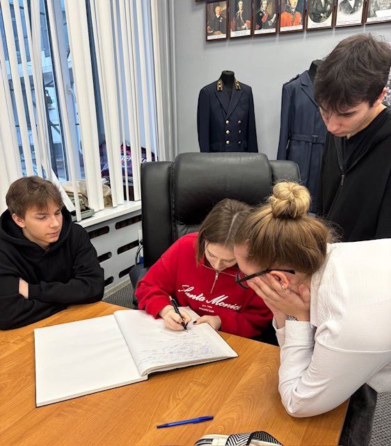 Студенты Университетского колледжа ЯрГУ им. П.Г. Демидова с преподавателем Еленой Юрченко посетили музей прокуратуры региона Студенты Университетского колледжа ЯрГУ им. П.Г. Демидова с преподавателем Еленой Юрченко посетили музей прокуратуры региона