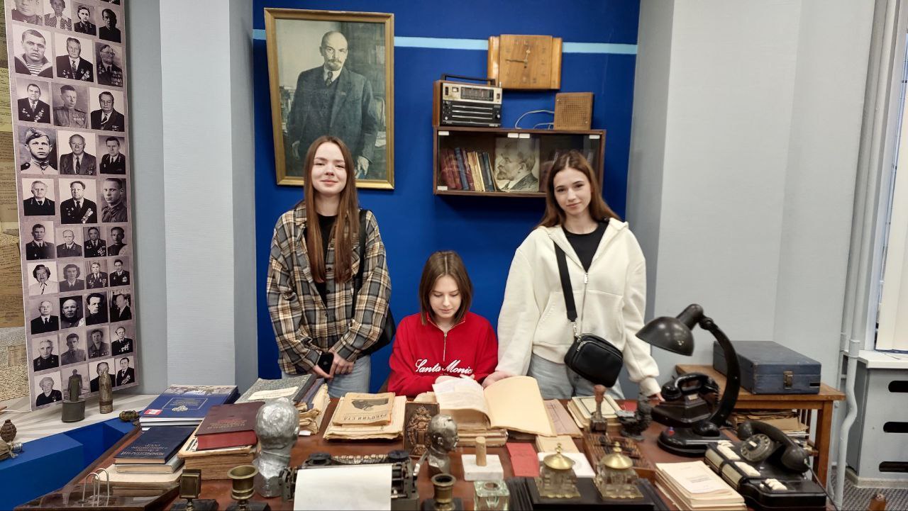 Студенты Университетского колледжа ЯрГУ им. П.Г. Демидова с преподавателем Еленой Юрченко посетили музей прокуратуры региона Студенты Университетского колледжа ЯрГУ им. П.Г. Демидова с преподавателем Еленой Юрченко посетили музей прокуратуры региона