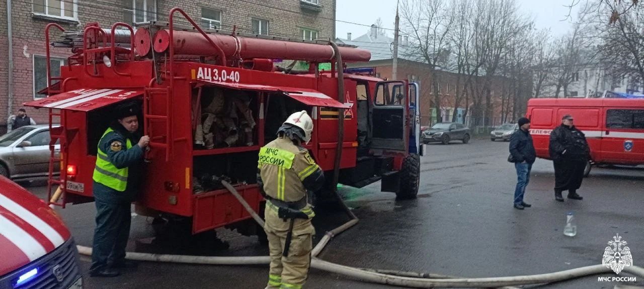 Три человека, включая двух детей, пострадали из-за пожара в пятиэтажном доме в Ярославле — спасатели эвакуировали 64 человека Три человека, включая двух детей, пострадали из-за пожара в пятиэтажном доме в Ярославле — спасатели эвакуировали 64 человека