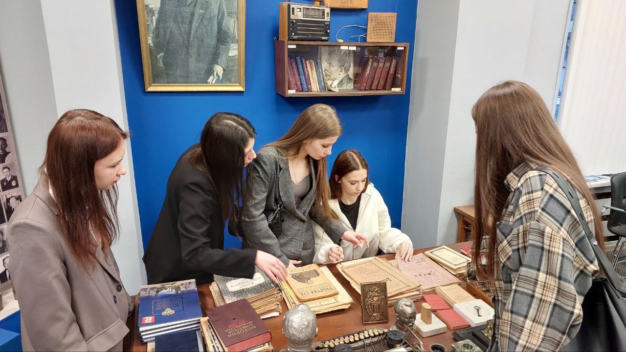 Студенты Университетского колледжа ЯрГУ им. П.Г. Демидова с преподавателем Еленой Юрченко посетили музей прокуратуры региона Студенты Университетского колледжа ЯрГУ им. П.Г. Демидова с преподавателем Еленой Юрченко посетили музей прокуратуры региона